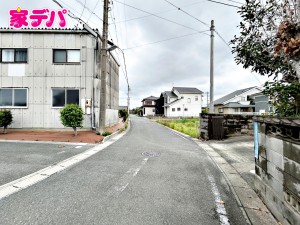 外観 前面道路は見通しが良く、車の移動もスムーズに行えます。