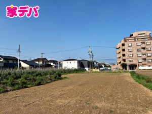 外観 【西側】 地域に密着した不動産販売でお客様のニーズに、経験豊富なスタッフが柔軟に対応させていただきます。