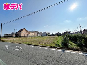外観 【東側】スーパーやコンビニ、ドラッグストアなどの商業施設が徒歩圏内に揃う利便性の良い立地です