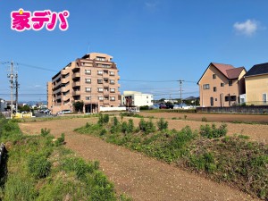 外観 【西側】間口約17mのゆとりある敷地で、多彩な用途をご検討いただけます