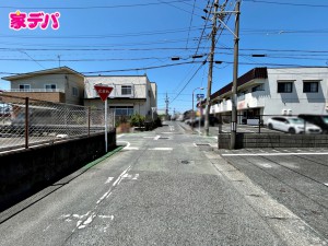 外観 前面は車通りの少ない道路なので、車の出し入れも落ち着いて行えます。駐車の際も周囲を確認しやすく、慌てずに操作できます。運転が苦手な方も安心の立地で、毎日の車移動も快適に行えます。