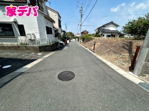 外観 静かな住宅街で車通りも比較的少なく、毎日の車の出し入れもスムーズ。駐車や切り返しもしやすく、ゆとりを持って運転できるので、毎日快適にお使いいただけます。