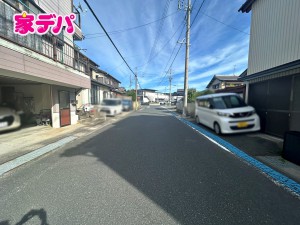 外観 前面道路は公道で、幅員約6.3mのゆとりある広さがあります。車同士のすれ違いや駐車時の切り返しもスムーズに行え、毎日の駐車やお出かけもらくらく。