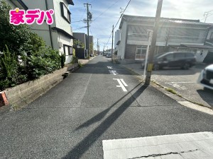 外観 前面道路:北西側約4.7m幅
