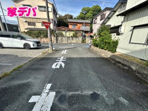 外観 静かな住宅街で車通りも比較的少なく、毎日の車の出し入れもスムーズ。駐車や切り返しもしやすく、ゆとりを持って運転できるので、毎日快適にお使いいただけます。