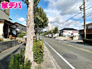 外観 前面約16m幅の道路に面しており、車の通行や駐車もゆとりを持って行える広さです。毎日のお出かけやお買い物の際もスムーズで、運転が苦手な方でも安心して車の出し入れができます。ぜひ現地でご体感ください!