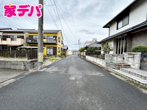 外観 前面道路はゆとりの約6m!車通りも比較的少なく、落ち着いた住環境が魅力です。