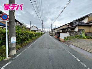 外観 前面道路はゆとりの約6m。車通りも比較的少なく、落ち着いた住環境!駐車や車のすれ違いもスムーズに行いやすく、運転が苦手な方や子育て世帯にも安心!毎日の車の出し入れがしやすい、ゆとりある住環境です。
