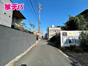 外観 前面は車通りの少ない道路なので、車の出し入れも落ち着いて行えます。駐車の際も周囲を確認しやすく、慌てずに操作できます。運転が苦手な方も安心の立地で、毎日の車移動も快適に行えます。