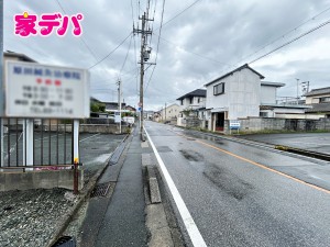外観 前面道路は見通しが良く、車の移動や駐車もスムーズに行えます。毎日の通勤やお買い物などのお出かけも快適で、ゆとりを持って車を出し入れできるのが魅力。運転が苦手な方でも安心してお使いいただけます。