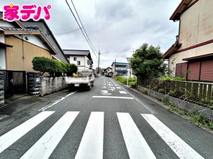 外観 前面約7m幅の道路に面しており、車の通行や駐車もゆとりを持って行える広さです。毎日のお出かけやお買い物の際もスムーズで、運転が苦手な方でも安心して車の出し入れができます。ぜひ現地でご体感ください!