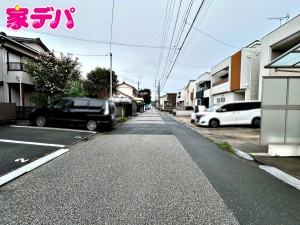 外観 前面道路はゆとりの約6m!車通りも比較的少なく、落ち着いた住環境が魅力です。