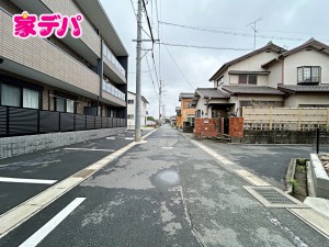 外観 【北道路】前面道路は見通しが良く、車の移動や駐車もスムーズに行えます。毎日の通勤やお買い物などのお出かけも快適で、ゆとりを持って車を出し入れできるのが魅力。
