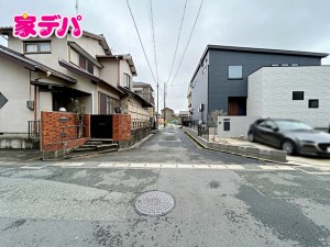 外観 前面道路:南西側約4m幅