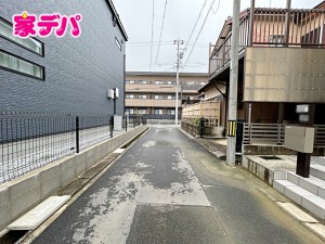 外観 【南西道路】静かな住宅街で車通りも比較的少なく、毎日の車の出し入れもスムーズ。駐車や切り返しもしやすく、ゆとりを持って運転できるので、毎日快適にお使いいただけます。