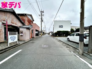 外観 前面道路はゆとりの約6m!車通りも比較的少なく、落ち着いた住環境が魅力です。