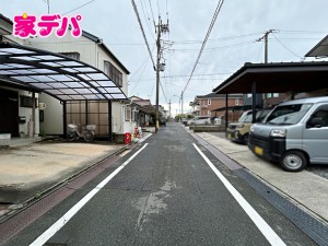 外観 前面道路は見通しが良く、車の移動や駐車もスムーズに行えます。毎日の通勤やお買い物などのお出かけも快適で、ゆとりを持って車を出し入れできるのが魅力。運転が苦手な方でも安心してお使いいただけます。