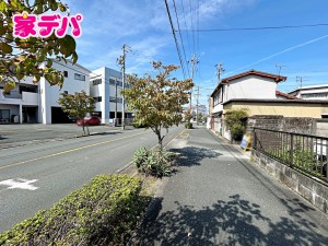 外観 前面道路は公道で、幅員約15mのゆとりある広さがあります。車同士のすれ違いや駐車時の切り返しもスムーズに行え、毎日の駐車やお出かけもらくらく。運転が苦手な方でもゆとりを持って出入りしやすい道路幅です。