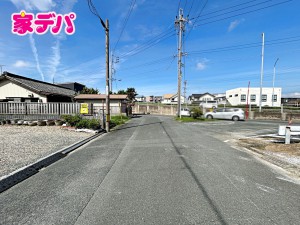 外観 前面道路は公道で、幅員約6mのゆとりある広さがあります。車同士のすれ違いや駐車時の切り返しもスムーズに行え、毎日の駐車やお出かけもらくらく。運転が苦手な方でもゆとりを持って出入りしやすい道路幅です。