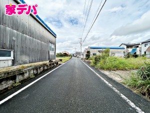 外観 前面約6m幅の道路に面しており、車の通行や駐車もゆとりを持って行える広さです。毎日のお出かけやお買い物の際もスムーズで、運転が苦手な方でも安心して車の出し入れができます。ぜひ現地でご体感ください!