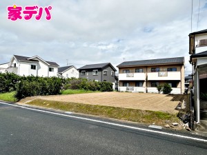 外観 南側道路で日当たり良好です!バス停まで徒歩2分、お出かけにも便利!間口が広く駐車計画もしやすい土地です。