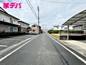 外観 前面道路はゆとりの約6m!車通りも比較的少なく、落ち着いた住環境が魅力です。