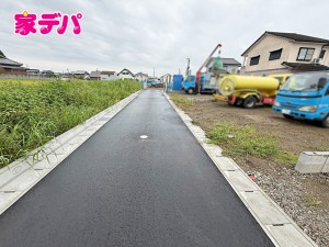 外観 静かな住宅街で車通りも比較的少なく、毎日の車の出し入れもスムーズ。駐車や切り返しもしやすく、ゆとりを持って運転できるので、毎日快適にお使いいただけます。