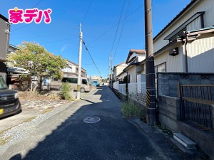 外観 前面道路は車通りが少なく、落ち着いた住環境が魅力です。お子様も安心して過ごしやすく、車の出入りや歩行もしやすい環境です。現地では周辺の様子や道路の雰囲気もあわせてご確認いただけます。