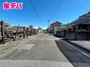 外観 前面道路はゆとりの6m。車通りが少なく、駐車が苦手な方でも安心の道路幅です。駐車や切り返しもしやすく、ゆとりを持って運転できるので、毎日快適にお使いいただけます。