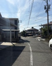 外観 前面道路は見通しが良く、車の移動や駐車もスムーズに行えます。毎日の通勤やお買い物などのお出かけも快適で、ゆとりを持って車を出し入れできるのが魅力。運転が苦手な方でも安心してお使いいただけます。