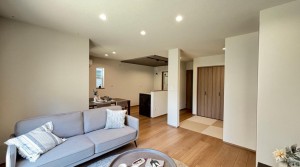 居間 大きな窓のあるリビングは、陽光あふれる明るい空間です。居心地良く、ご家族皆がゆったり寛げる憩いの空間となりそうです