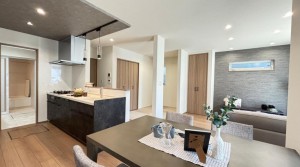 キッチン リビングで遊んでいるお子様を見ながらお料理ができ、子育て中のパパママにも安心の設計です!