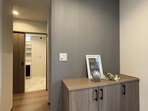 玄関 明るく開放的なひろ~い玄関。収納も豊富で、お家の「顔」をいつもキレイにしておけます。