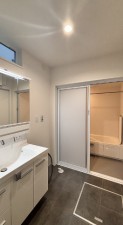 その他画像 洗面台の三面鏡の裏には収納があるので、見られたくないものの収納に便利
