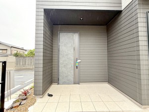 玄関 【玄関】 玄関が深い位置にあるので雨に濡れることなく身支度ができます