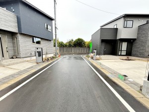 外観 前面道路:西側約6m幅、北側約4m幅。角地の為、日当たり良好です。