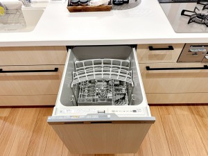 キッチン 食器洗浄乾燥機は時間のかかる食器洗いを楽にしてくれる上に水道代も安くなるスグレモノ