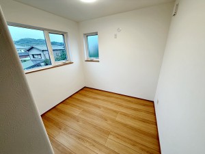 子供部屋 【洋室5.2帖】 南向きならではの恵まれた採光・通風。明るいお部屋は開放感がありますね。