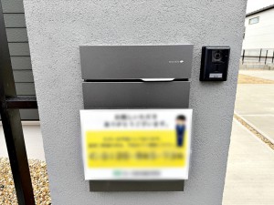 外観 玄関前には一体型で場所を取らない、お洒落なカメラ付インターホン・ポストがあり表札も付けることが可能