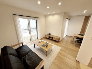 居間 大きな窓から柔らかな光が降り注ぎ、明るさが室内の奥まで行き渡ります。