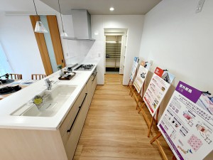 キッチン キッチン裏は冷蔵庫や食器棚を置くのに十分なスペースを確保。