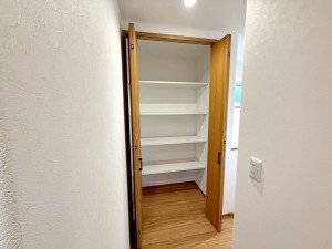 その他画像 【2階廊下収納】 2階廊下にはご家族の共有収納スペースを設けました。使用頻度が少ないもの、季節的なものの収納に便利!