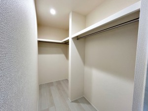 その他画像 【WIC】 衣類やバッグなどの収納に便利なWICを設置!パイプハンガー付でロングコートやワンピースは畳まず収納!