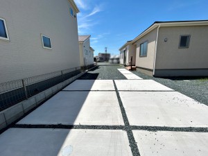 その他画像 駐車場は3台分を確保、並列で駐車できます。 しっかり土間打ちされているので、駐輪スペースも確保でき、土で靴が汚れる心配もありません!