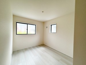子供部屋 【洋室5.44帖】 腰窓で机や家具の配置がしやすい洋室5.44帖。子供部屋や書斎にもオススメです!