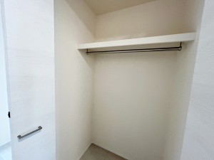 その他画像 廊下には収納スペースを設けております。コートや鞄がかけられるパイプハンガー付きで、おでかけもスムーズに。