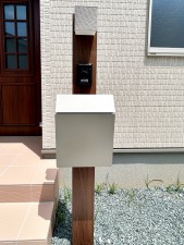 外観 玄関前には一体型で場所を取らない、お洒落なカメラ付インターホン・ポストがあり表札も付けることが可能