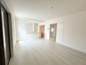居間 のんびりくつろぐソファや、お食事を楽しむダイニングセットを置いても圧迫感はありません。