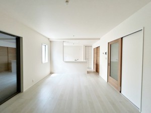 居間 白を基調としたナチュラルなリビングはどんなインテリアにも合います!