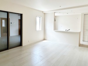 居間 お料理の用意や後片付けもスマートな対面キッチン。お料理中もリビングのご家族と会話が弾みます